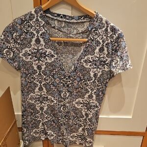 Aeropostale Blue and White Patterned V-Neck Tee